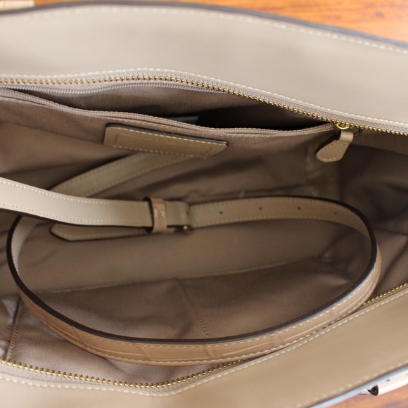 Coach - Picture 2 of 7